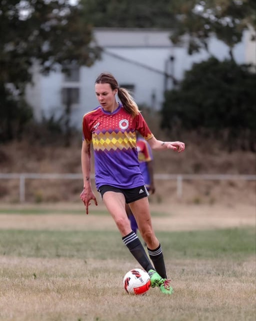  Fae Fulconis joue pour le club londonien Hackney Women FC, en sixième division anglaise.