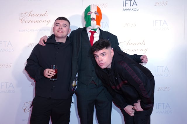 Die Kneecap-Mitglieder Mo Chara, JJ O'Dochartaigh and Moglai Bap (v. l.) bei den IFTA Awards 2025 in Dublin.