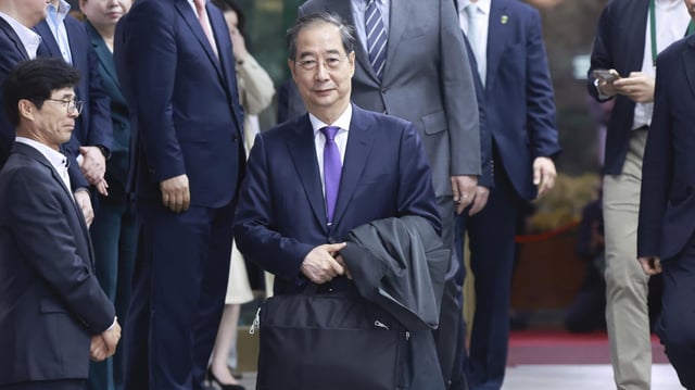 Han Duck Soo verlässt eine Pressekonferenz, auf der er seinen Rücktritt als Präsident Südkoreas bekanntgab