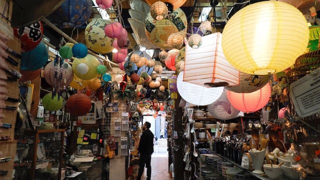A shop with lanterns, woks, crockery and other kitchen items made in China are displayed in this popular destination on Grant Avenue in San Francisco's Chinatown in San Francisco, California, USA.