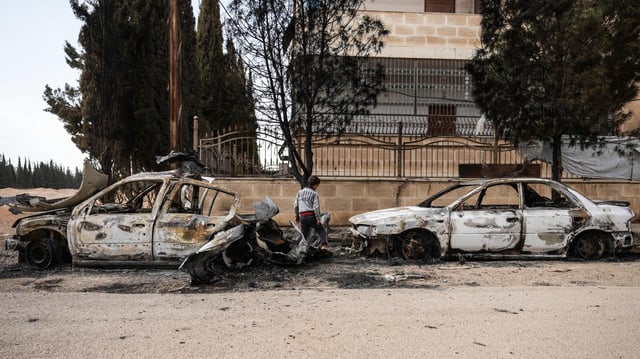 Ausgebrannte Autos sind in Ashrafiyat Sahnaya im syrischen Gouvernement Rif Dimashq zu sehen
