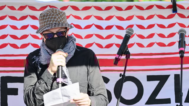 Ein Vermummter verliest auf einer Demo ein Grußwort von RAF-Frau Daniela Klette