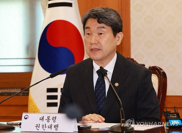 Acting President and Deputy Prime Minister Lee Ju-ho speaks during an emergency meeting of the National Security Council at the government complex in Seoul on May 2, 2025. (Pool photo) (Yonhap)