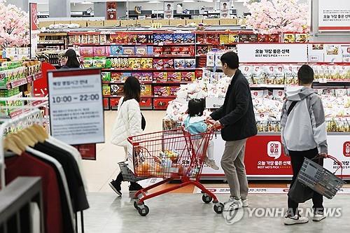 People shop at a major discount chain store in Seoul, in this April 13, 2025, file photo. (Yonhap)