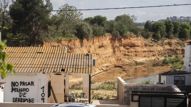 El jefe de Climatología de la agencia, José Ángel Núñez, informó «de manera insistente y persistente de que estaba lloviendo de forma extraordinaria en Real, Turís, Calicanto, Montserrat, Torrent y Chiva»