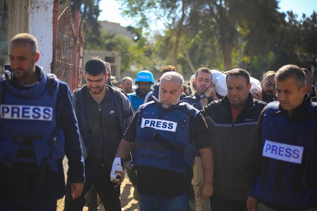 Periodistas asisten al funeral de Hamza Dahdouh, un periodista palestino que trabajaba para Al Jazeera y que fue asesinado en un ataque aéreo israelí sobre Rafah.