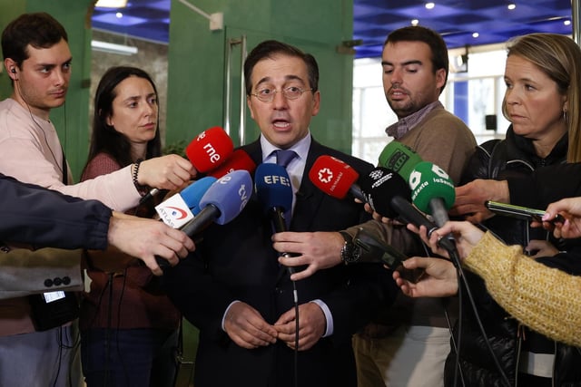 Micrófonos de periodistas antre el ministro Albares