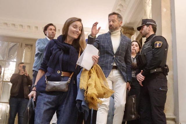 Herrero y Badenas se marchan el miércoles del Ayuntamiento de València, perseguidos por la prensa.