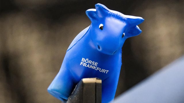 Bullenfigur auf einem Monitor im Handelssaal der Frankfurter Börse