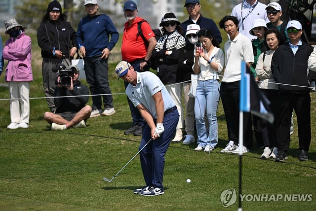 Talor Gooch of the United States plays a shot on the 10th hole during the first round of LIV Golf Korea at Jack Nicklaus Golf Club Korea in Incheon, just west of Seoul, on May 2, 2025, in this AFP photo. (Yonhap)