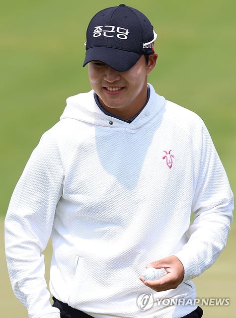 Kim Min-kyu of South Korea smiles after making par on the first hole during the first round of LIV Golf at Jack Nicklaus Golf Club Korea in Incheon, just west of Seoul, on May 2, 2025. (Yonhap)