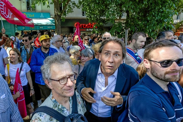 Jérôme Guedj dans le cortège de la manifestation du 1<sup>er</sup> Mai, pour la fête du Travail.
