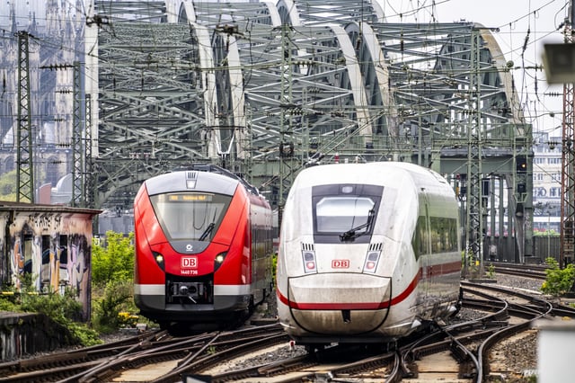 Ein ICE und eine Regionalbahn überqueren die Hohenzollernbrücke in Köln. (Symbolbild)