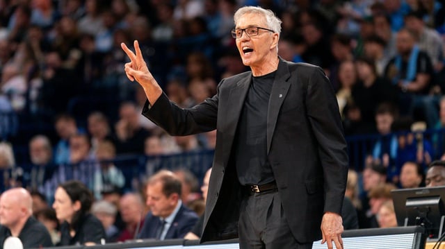 Trainer Gordon Herbert (FC Bayern München Basketball) gibt Spieler Anweisungen