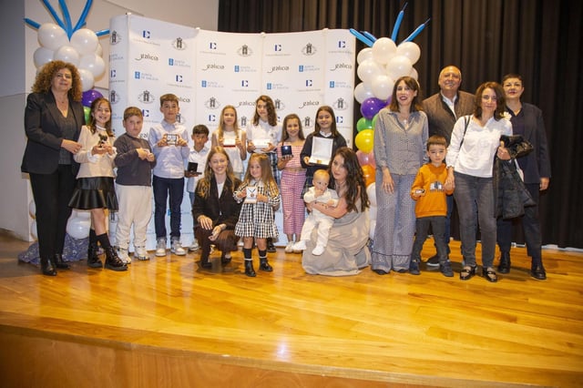 Los doce premiados en el certamen "Diseña unha xoia para a túa nai".