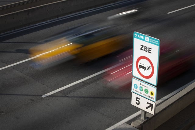 Uno de los carteles de la Ronda de Dalt que anuncian la entrada en la ZBE de Barcelona