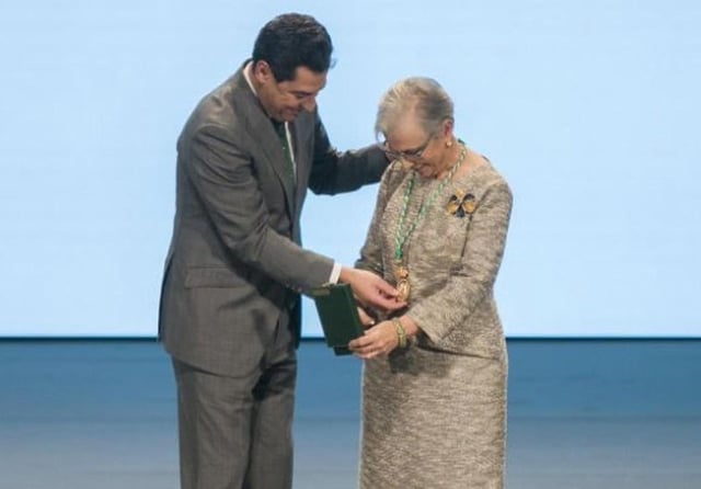María Castellano, recibiendo de la Medalla de Andalucía de manos de Juanma Moreno