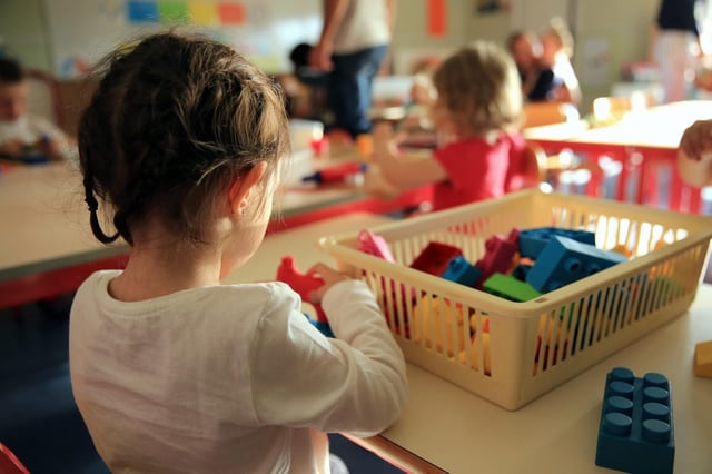 Emmanuel Macron lancera en juin une convention citoyenne sur « les temps de l’enfant », pour repenser vacances et rythmes scolaires a annoncé l’Élysée vendredi 2 mai 2025.