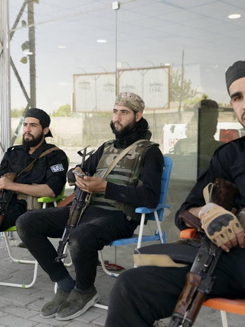 Des membres de la Sécurité générale, déployée dans le quartier de Jamanara, à Damas, ce vendredi 2 mai 2025.