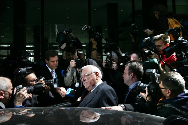 Photographers and reporters surround former Gov. George Ryan outside the Dirksen U.S. Courthouse after jurors found him guilty of corruption charges on April 17, 2006. (Phil Velasquez/Chicago Tribune)
