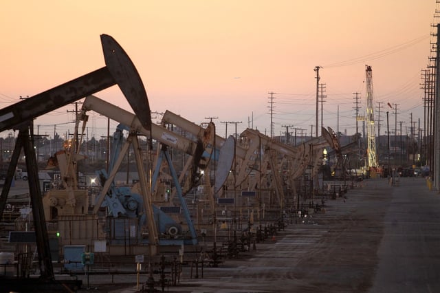 Oil rig pumpjacks, also known as thirsty birds, extract crude from the Wilmington Field oil deposits area where Tidelands Oil Production Company operates near Long Beach, California July 30, 2013.  REUTERS/David McNew/File Photo