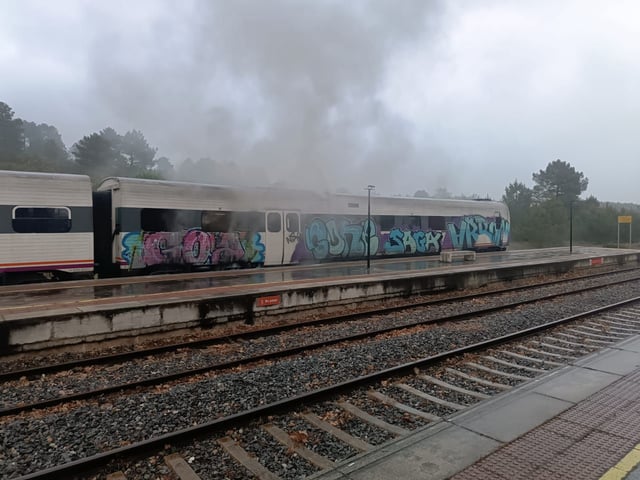 El vagón incendiado del tren regional Valladolid-Puebla de Sanabria en la estación Sarracín.