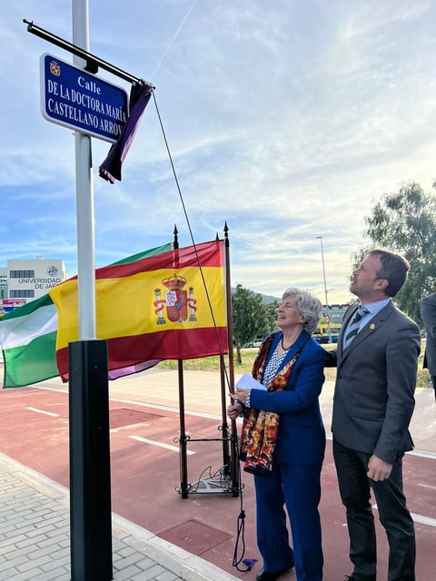 Archivo - María Castellano, junto a Julio Millán, descubre la placa de la calle de Jaén a la que da nombre.