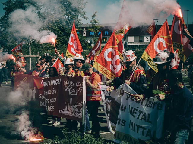 Les salariés d'ArcelorMittal étaient en tête du cortège du 1er Mai à Dunkerque (Nord).
