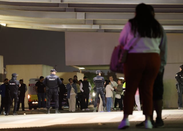 Familiares de la víctima en la puerta de urgencias del hospital la Fe de València