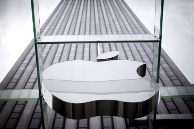Un logo Apple est suspendu au-dessus de l’entrée du magasin Apple sur la 5e Avenue dans le quartier de Manhattan à New York.