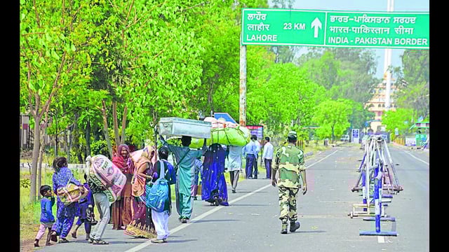 Pakistan nationals going back to their country through the Attari-Wagah border on Friday as the neighbouring country opened its gates. (Sameer Sehgal/HT)