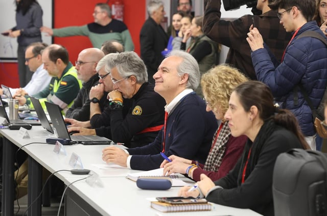 El alcalde de Utiel, Ricardo Gabaldón, en el centro sonriendo, en una imagen captada en la primera reunión del Cecopi con alcaldes, el 21 de enero.