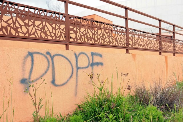 Les lettres « DDPF » sont visibles sur un mur du centre pénitentiaire d'Aix-Luynes, à Aix-en-Provence (Bouches-du-Rhône), le 15 avril 2025.
