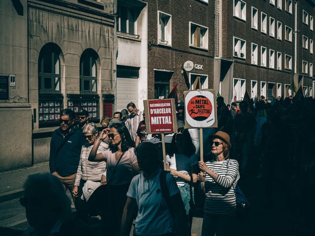 Les ouvriers d'ArcelorMittal marchaient en tête du cortège du 1er Mai à Dunkerque. 