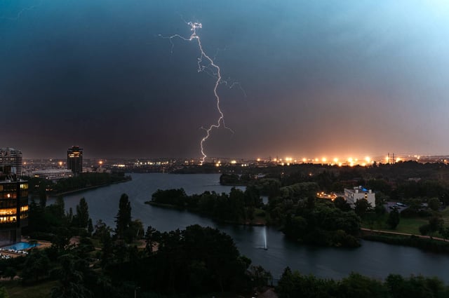Des orages frappant la région parisienne.
