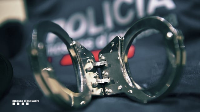 Unas esposas de los Mossos.
