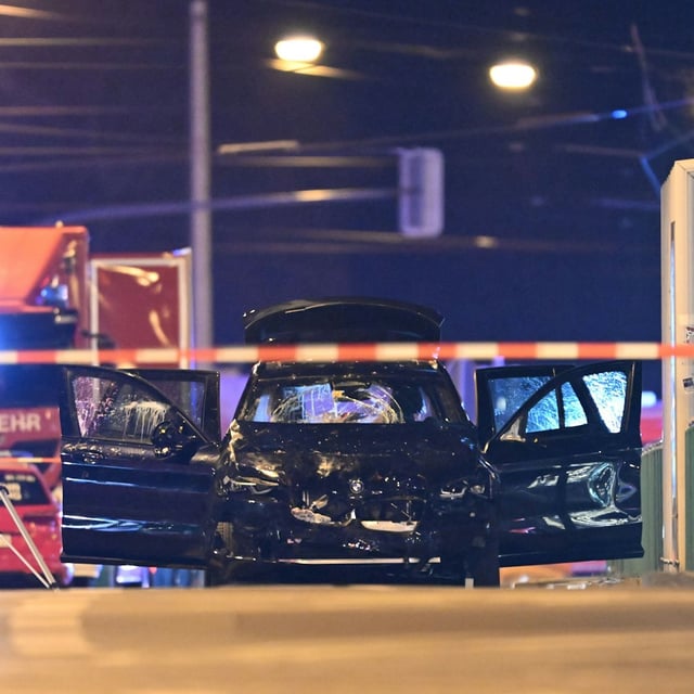 Ein Auto, mit dem ein Täter in eine Menschenmenge auf dem Weihnachtsmarkt in Magdeburg gefahren sein soll, steht mit offenen Türen in der Nähe des Tatorts.