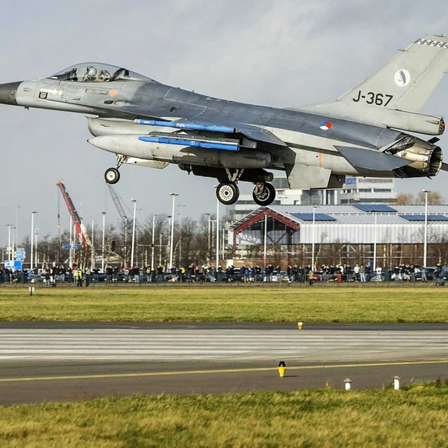 ARCHIV - Ein F-16-Kampfjet der niederländischen Luftwaffe landet während einer Militärübung auf dem Flughafen Schiphol.
