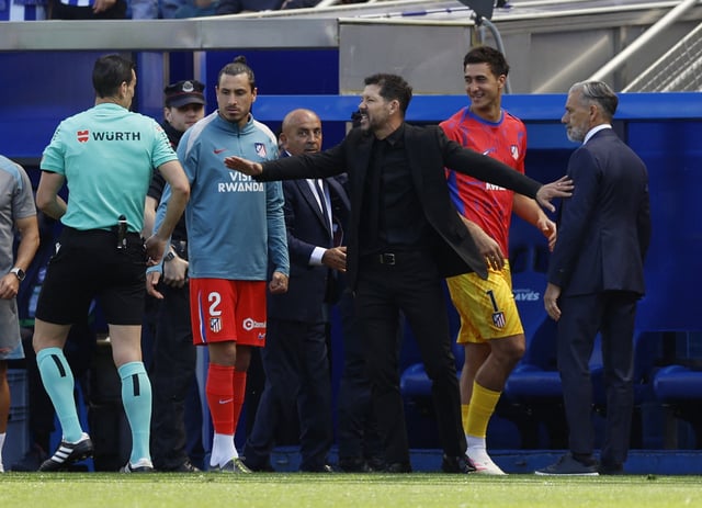 Soccer Football - LaLiga - Deportivo Alaves v Atletico Madrid - Estadio Mendizorroza, Vitoria-Gasteiz, Spain - May 3, 2025 Atletico Madrid coach Diego Simeone reacts towards referee Juan Martinez Munuera during the match REUTERS/Vincent West