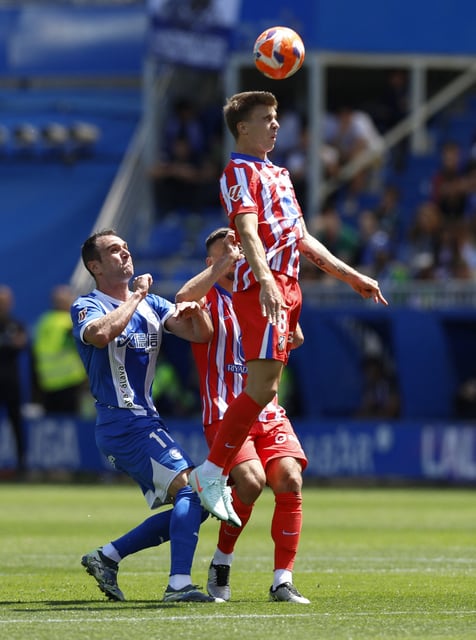Soccer Football - LaLiga - Deportivo Alaves v Atletico Madrid - Estadio Mendizorroza, Vitoria-Gasteiz, Spain - May 3, 2025 Atletico Madrid's Pablo Barrios in action with Deportivo Alaves' Kike Garcia REUTERS/Vincent West