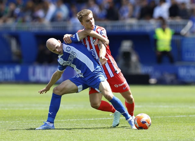 Soccer Football - LaLiga - Deportivo Alaves v Atletico Madrid - Estadio Mendizorroza, Vitoria-Gasteiz, Spain - May 3, 2025 Deportivo Alaves' Jon Guridi in action with Atletico Madrid's Pablo Barrios REUTERS/Vincent West