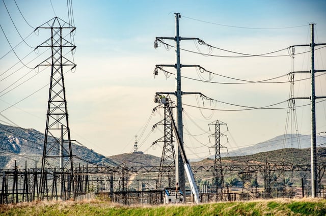 Southern California Edison workers install power lines at the Vista Substation in Grand Terrace on Wednesday, Jan. 8, 2020. (File photo by Watchara Phomicinda, The Press-Enterprise/SCNG)