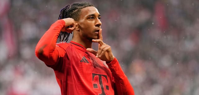 Bayerns Michael Olise zelebriert seinen Treffer zum 2:0 bei RB Leipzig