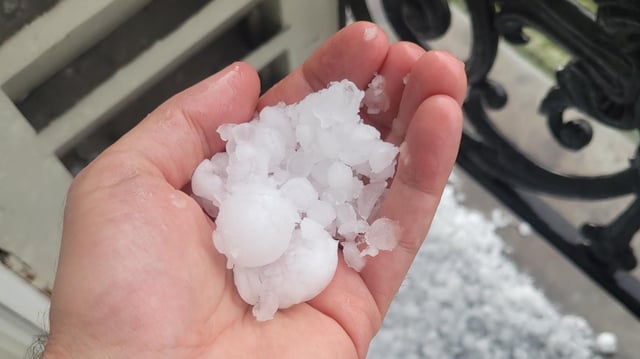 Un orage de grêle s’est brusquement abattu sur Paris ce samedi après-midi, surprenant piétons et automobilistes.