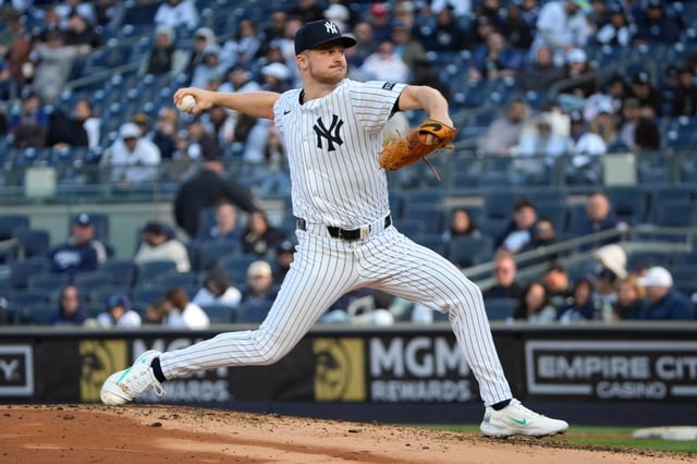 New York Yankees&#39; Clarke Schmidt pitches during the second inning of the second baseball game of a doubleheader against the Toronto Blue Jays, Sunday, April 27, 2025, in New York. (AP Photo/Pamela Smith)
