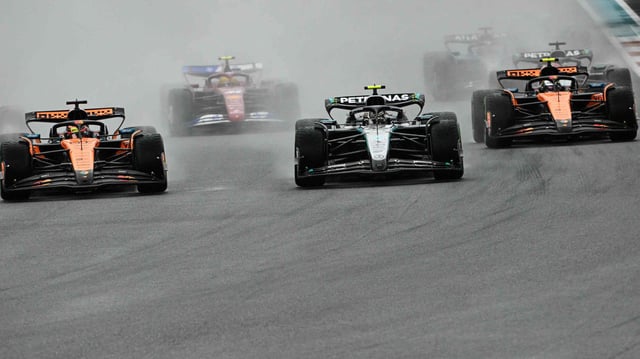 Mercedes Kimi Antonelli in der Zange von den beiden McLarens Oscar Piastri und Lando Norris