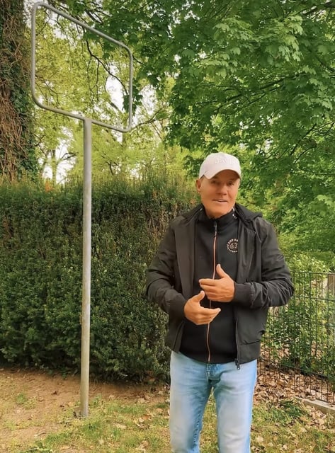 „Pop-Titan“ Dieter Bohlen sucht via Instagram das Ortsschild von Tötensen.