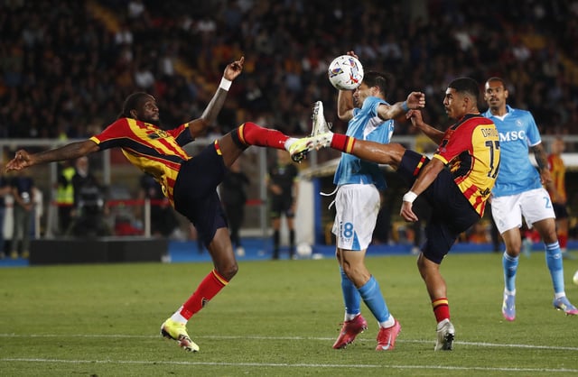 Soccer Football - Serie A - Lecce v Napoli - Stadio Via del mare, Lecce, Italy - May 3, 2025 Napoli's Giovanni Simeone in action with Lecce's Kialonda Gaspar and Danilo Veiga REUTERS/Alessandro Garofalo