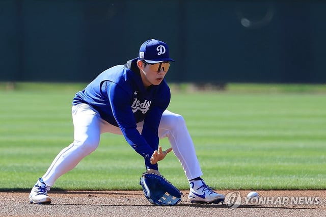 Kim Hye-seong of the Los Angeles Dodgers takes a grounder during spring training at Camelback Ranch in Glendale, Arizona, in this file photo from Feb. 19, 2025. (Yonhap)