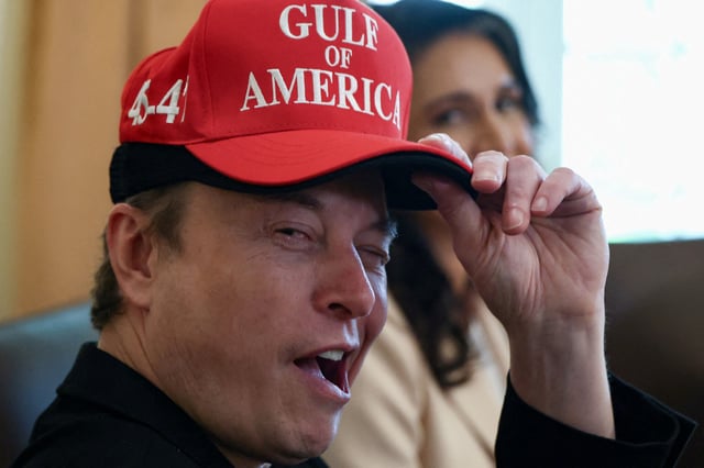 Elon Musk portant une casquette avec les mots "Gulf of America" à la Maison Blanche à Washington, D.C., États-Unis, le 30 avril 2025.